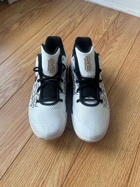 Nike Men’s Kyrie Flytrap 2 Basketball Shoes, White Gold Black Size: M8.5